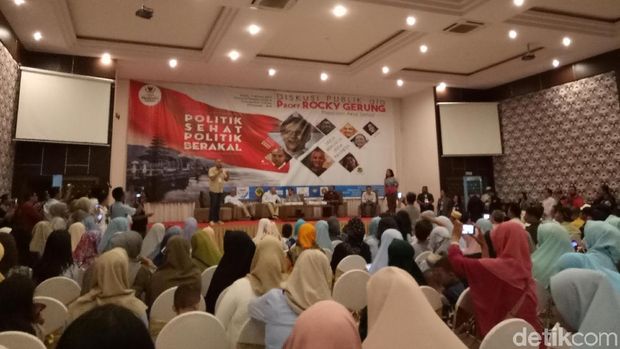 Rocky Gerung Sindir Jokowi Naik KRL: Andai Kecelakaan, Mesti Sewa Ambulans