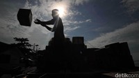 Biasanya mereka membeli sembako untuk stok selama satu bulan.
