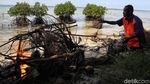 Aksi Petugas Bersihkan Sampah di Pulau Karya