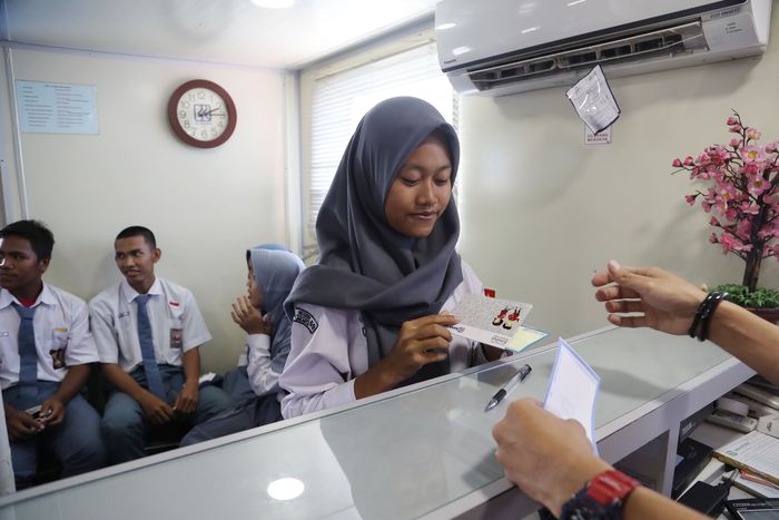 Pelajar SMAN 69 Pulau Pramuka menabung di Teras BRI Kapal Bahtera Seva I (Foto: Pradita Utama/detikcom) Pelajar SMAN 69 Pulau Pramuka menabung di Teras BRI Kapal Bahtera Seva I (Foto: Pradita Utama/detikcom)