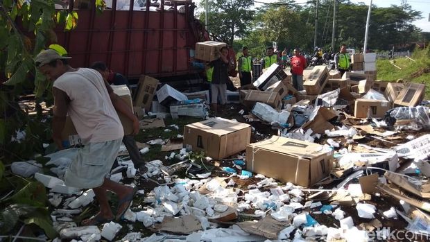 Truk Muatan Barang Elektronik Terguling di Boyolali