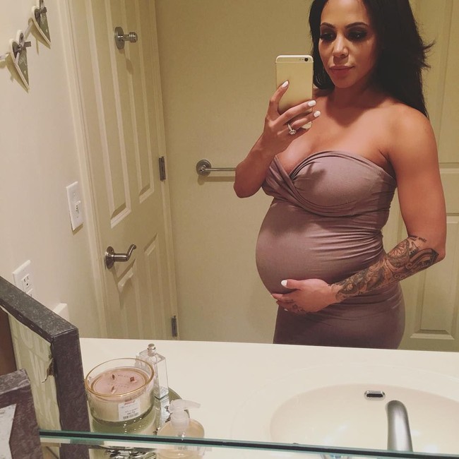 Aku bermain lacrosse untuk Universitas Utah sampai aku hampil 16 minggu. Aku menghormatimu, kecepatan dan kordinasi lebih sulit ketika kamu hamil. Untuk orang-orang yang berkata negatif, aku yakin dia pintar dan mendengarkan tubuhnya, tulis seorang wanita. Foto: Instagram @sydneyleroux