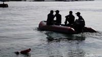 Sejumlah petugas Pemadam Kebakaran (Damkar) bersiap melakukan patroli di Pulau Karya, Kepulauan Seribu, Selasa (19/2).