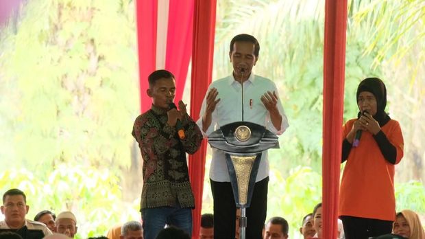 Farid membacakan doa, termasuk surat Al-Fatihah. Tangan Jokowi ikut terangkat seraya berdoa.
