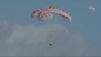 Keempat parasut yang dimiliki Crew Dragon sudah dikembangkan untuk membantu pendaratan. Foto: Reuters