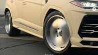 Tampilan ekterior juga makin berbeda dengan penggunaan pelek karya Kanye West, dengan desain pelek monoblok karya Boyd Coddington. Foto: dok. Instagram (cadetailstudio)