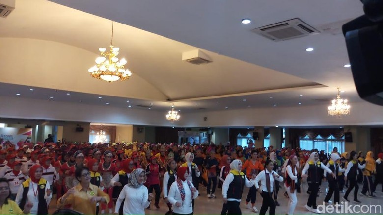 Istri Kapolri Gelar Senam Kreasi 2019, Libatkan 450 Ibu-ibu Jadi Peserta Istri Kapolri Gelar Senam Kreasi 2019, Libatkan 450 Ibu-ibu Jadi Peserta