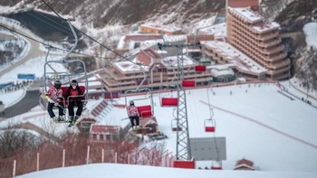 Beberapa pengunjung Resor Ski Masikryong terlihat sedang menumpangi kereta gantung. (Foto: Carl Court/Getty Images)
