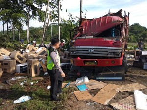 Truk Muatan Barang Elektronik Terguling di Boyolali
