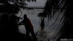 Aksi Petugas Bersihkan Sampah di Pulau Karya