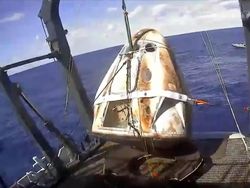 Potret Perjalanan Kapsul Crew Dragon Kembali ke Bumi