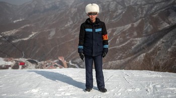 Ini juga seorang pekerja di Resor Ski Masikryong. Duh, posenya kok kaku banget yah. (Foto: Carl Court/Getty Images)