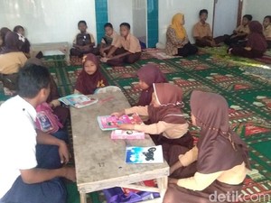 Sekolah Kebanjiran, Kegiatan Belajar SD di Lamongan Pindah ke Musala