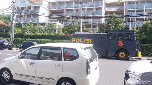 Ratusan Polisi Jaga Talk Show Rocky Gerung di NTB, Water Cannon Disiagakan