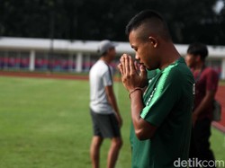 Seorang pemain berdoa sebelum berlatih.