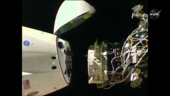 Crew Dragon pertama-tama melepaskan diri dari ISS. Selama di ISS, Crew Dragon merapat di International Docking Adaptor yang berada di luar modul Harmony. Foto: NASA TV
