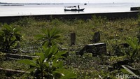 Tanggul dibangun untuk menahan air agar tidak masuk ke area pemakaman.