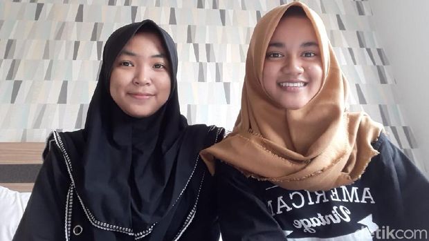 Anindita Rahma Candrasekar (16) dari kelas XI IPA 1 dan Dian Nur Wijayanti (17) dari kelas XI IPA 6.