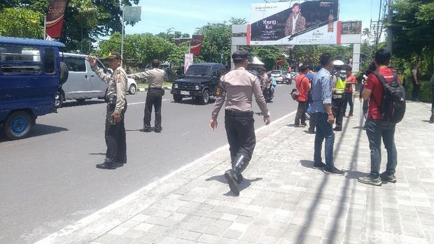 Ratusan Polisi Jaga Talk Show Rocky Gerung di NTB, Water Cannon Disiagakan
