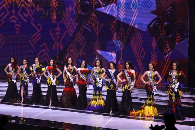 Dari sejumlah juri, terpilihlah 11 besar peserta yang berhak melaju ke babak selanjutnya. 10 di antaranya adalah pilihan juri sedangkan satu lagi merupakan hasil votting. Ke-11 finalis terpilih pun tampil dengan gaun malam karya desainer Eko Tjandra. Foto: Moh. Abduh/Wolipop