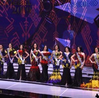 Dari sejumlah juri, terpilihlah 11 besar peserta yang berhak melaju ke babak selanjutnya. 10 di antaranya adalah pilihan juri sedangkan satu lagi merupakan hasil votting. Ke-11 finalis terpilih pun tampil dengan gaun malam karya desainer Eko Tjandra. Foto: Moh. Abduh/Wolipop