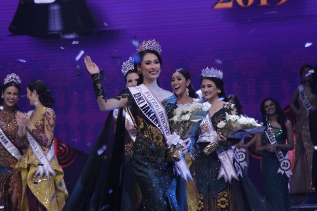 Frederika Alexis Cull memberikan jawaban yang berhasil memukau juri sehingga membuat mereka sepakat memilihnya sebagai pemenang Puteri Indonesia 2019. Sebagai warga negara yang tahu akan hak-haknya, saya percaya kita diharuskan untuk memilih. Dan saya akan memilih presiden untuk negara kita. Sebagai millennial, kita harus memilih. Karena voting adalah kekuatan kita dan itulah yang perlu kita lakukan, jawab wanita  tahun ini. Foto: Moh. Abduh/Wolipop