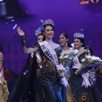 Frederika Alexis Cull memberikan jawaban yang berhasil memukau juri sehingga membuat mereka sepakat memilihnya sebagai pemenang Puteri Indonesia 2019. Sebagai warga negara yang tahu akan hak-haknya, saya percaya kita diharuskan untuk memilih. Dan saya akan memilih presiden untuk negara kita. Sebagai millennial, kita harus memilih. Karena voting adalah kekuatan kita dan itulah yang perlu kita lakukan, jawab wanita  tahun ini. Foto: Moh. Abduh/Wolipop