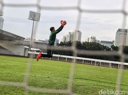 Kiper Timnas U-23 mengasah kemampuan.