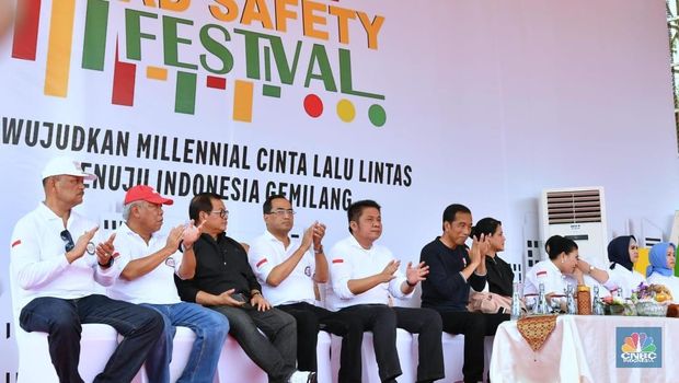 Biasa Beri Hadiah, Jokowi Ajak Milenial Waspada Bersepeda