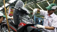 Honda Supra X 125 FI juga hadir dengan kunci kontak bermagnet yang dapat menutup secara otomatis digunakan sebagai pembuka jok (auto secure key shutter with seat opener), gantungan barang fungsional dengan pengaman (foldable hook) serta socket pengisian baterai (power charger) perangkat elektronik seperti handphone.Foto: PT Astra Honda Motor