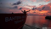 Senja di Pulau Harapan pada pertengahan bulan Februari lalu nampak indah yang sayang untuk dilewati.