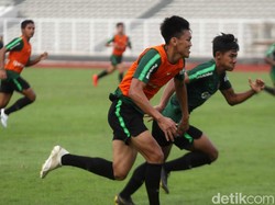 Dua pemain Timnas U-23 beradu sprint.