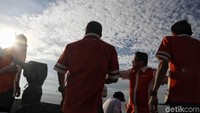 Mereka sendiri tetap tinggal di Jakarta.