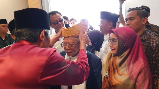 Tiba di Sumut, Ma'ruf Amin Disambut Pakaian Adat Kesultanan Deli