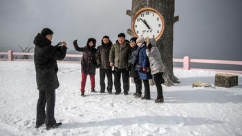 Tak cuma main ski, aktivitas foto-foto pun tetap bisa jadi seru! (Foto: Carl Court/Getty Images)