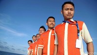 Sejumlah pegawai BRI berpose di atas kapal Teras BRI Bahtera Seva 1, Laut Kepulauan Seribu, Selasa (19/2).