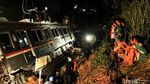 Begini Proses Evakuasi KRL Anjlok dengan Crane yang Ditarget Selesai Malam ini