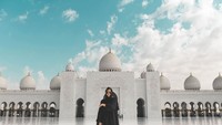 Bahkan saat Pangeran Abdul Mateen memposting foto di Abu Dhabi, Anisha juga memposting foto sedang di Abu Dhabi, tepatnya di Masjid Sheikh Zayed (Instagram/anishaik)