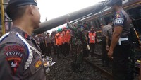 Terlihat petugas berjaga di lokasi. Warga diminta menjauh dari lokasi kereta anjlok untuk mempermudah evakuasi. (Foto: Zakia Liland/detikcom)