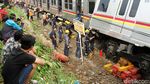 Momen Warga Tonton KRL Anjlok di Bogor