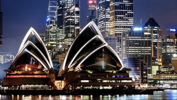 Gedung Opera Sydney di Sydney, New South Wales adalah salah satu bangunan abad ke-20 yang paling unik dan terkenal. Gedung ini terletak di Bennelong Point di Sydney Harbour dekat Sydney Harbour Bridge dan pemandangan kedua bangunan ini menjadi ikon tersendiri bagi Australia. Foto: via Brainberries