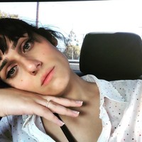 Di usia 21 tahun, Teddy memang memutuskan untuk pensiun dari depan layar. Ia pun mulai menulis dan memproduseri lagu untuk artis lain, termasuk Shawn Mendes, One Direction, Christina Aguilera, hingga 5 Seconds of Summer. Foto: Instagram @teddygeiger
