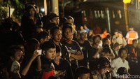 Warga berkerumun di lokasi tergulingnya KRL untuk melihat proses evakuasi.