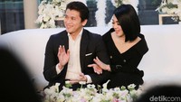 Tampak kebahagiaan terpancar di wajah keduanya. Foto: (Hanif Hawari/detikHOT)
