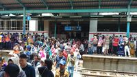 Suasana di stasiun Manggarai