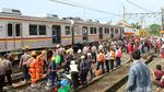 Momen Warga Tonton KRL Anjlok di Bogor