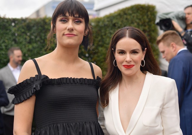 Saat hadir di Grammy lalu, ia datang bersama tunangannya aktris Emily Hampshire. Sebelumnya dalam sebuah unggahan Instagram, Teddy mengungkap jika ia dilamar oleh wanita yang lebih senior tujuh tahun tersebut. Foto: Getty Images