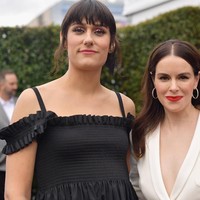 Saat hadir di Grammy lalu, ia datang bersama tunangannya aktris Emily Hampshire. Sebelumnya dalam sebuah unggahan Instagram, Teddy mengungkap jika ia dilamar oleh wanita yang lebih senior tujuh tahun tersebut. Foto: Getty Images