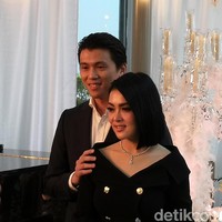 Pengantin baru Syahrini dan Reino Barack menggelar jumpa pers di di Grand Hyatt,  Jakarta Pusat pada Minggu (10/3/2019). Dalam acara tersebut, gaya Syahrini mirip dengan Meghan Markle. Foto: (Dyah Paramita Saraswati/detikHOT)