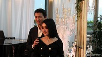 Saat muncul, keduanya serasi mengenakan busana serba hitam. Foto: (Dyah Paramita Saraswati/detikHOT)
